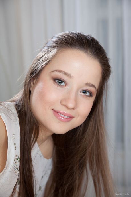 Slanke tenåringer Taissia A presenterer sine bittesmå pupper og hårete fitte i en solo
