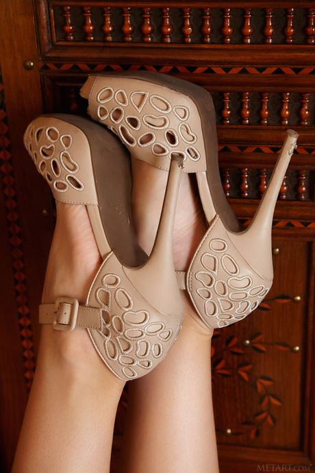 Vacker tonåring Linda Chase tar bort sina trosor för att bli naken naken
