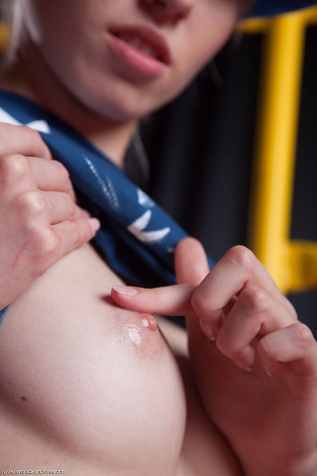 Skinny blonde Katy D spreads her long legs wide open to show her bald pussy