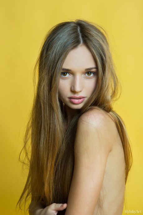 Smukły nastolatek Steffi uderza w świetne nagie pozy podczas sesji jogi
