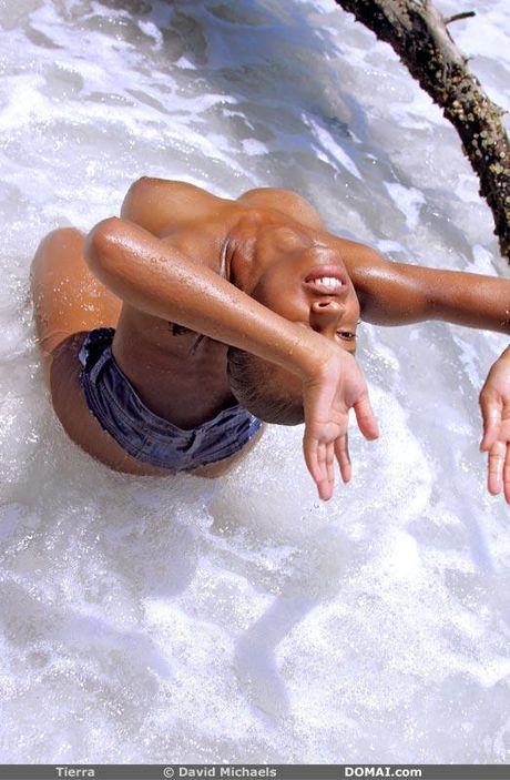 美しいティーン、ティエラがオイルを塗りながらビーチですべてをさらけ出す。
