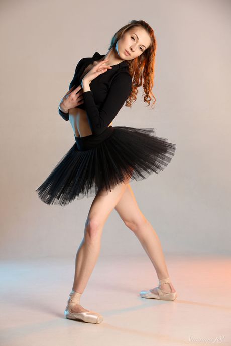 발레리나 아네트 A가 대머리 음부를 보여주기 위해 비틀기 자세로 옷을 모두 벗고 있다.
