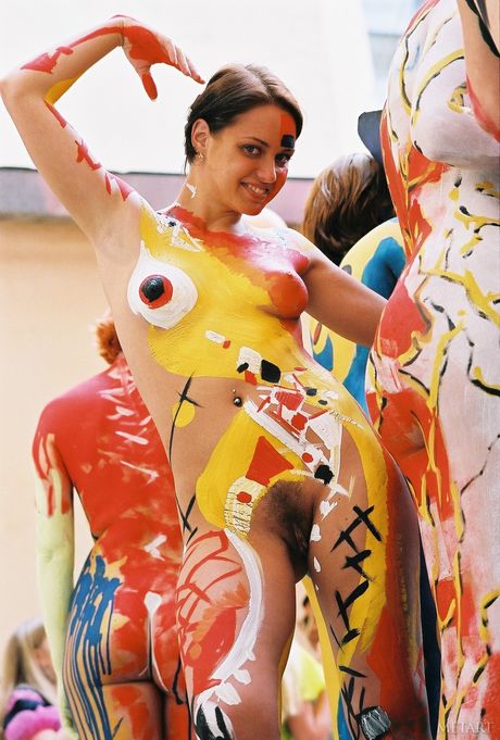 Models No Name shows her big tits and hot ass