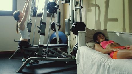 Hot Teen Lexi Dona i Nataly von uprawiają seks lesbijek po treningu
