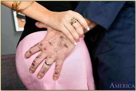 Brunette MILF Evie Delatosso gets her shaved pussy dicked