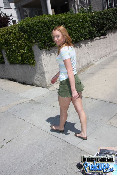 Blonde Küken Ami Emerson wird von einem schwarzen Mann in einem Badezimmer geschlagen
