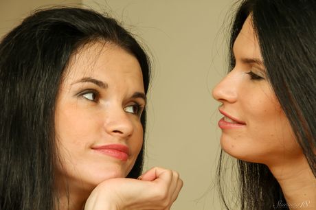 예쁜 10대 쌍둥이 비비아 엑스와 파치아 엑스가 옷을 벗고 서로의 몸을 애무하고 있다.
