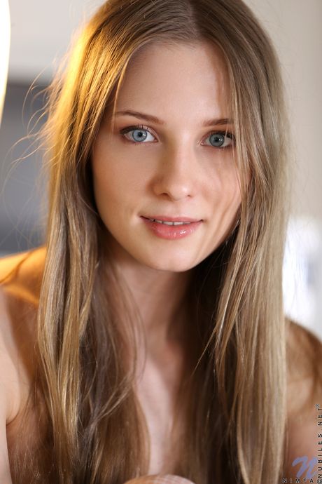 Nubiles: 금발 미녀 님파가 분홍색 음부를 보여주기 전에 흰색 스타킹을 벗는다.