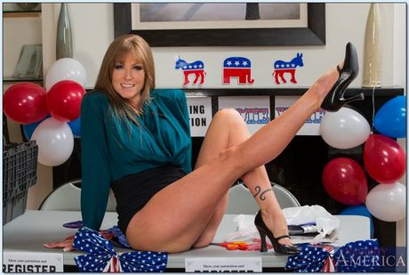 Dojrzałe rude rude darla dźwigowe i pokazują jej wielki tyłek i cycki
