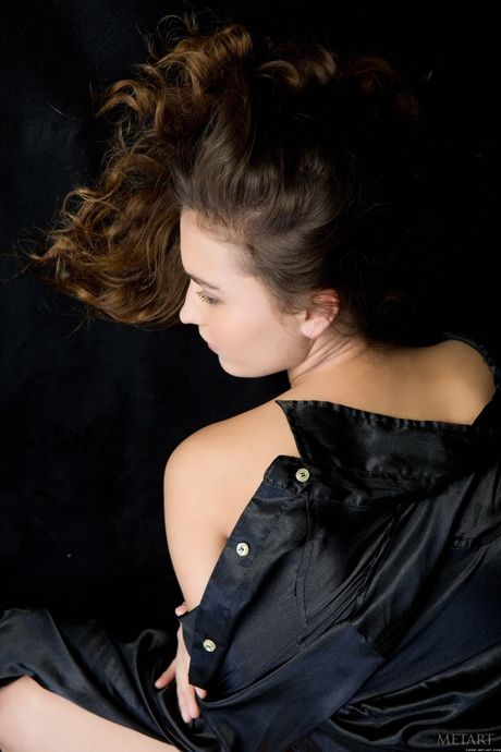 Teen Francine tettona A rimuove il suo vestito per modellare nel nudo
