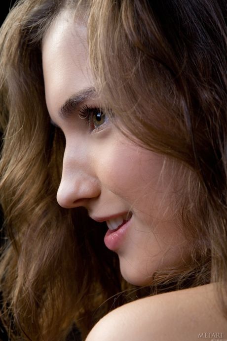 Teen Francine tettona A rimuove il suo vestito per modellare nel nudo
