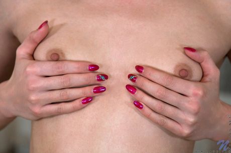 Blonde Babe über Lasciva nimmt ihre Unterwäsche ab, bevor sie ihre Muschi fingert
