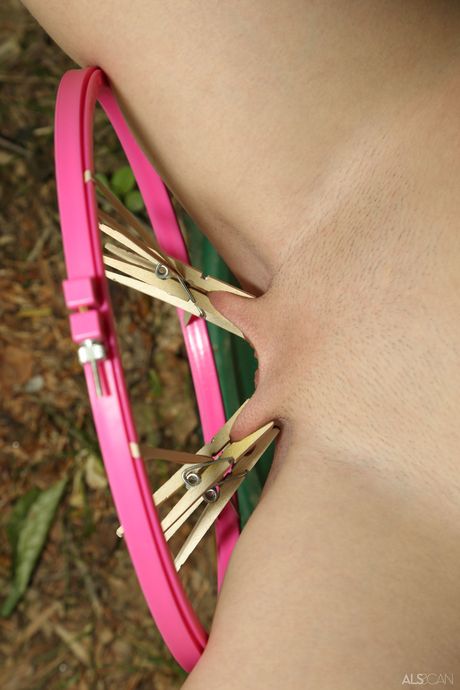 Blonde Amateur Odette Delacroix diventa nuda in calzini in un patio
