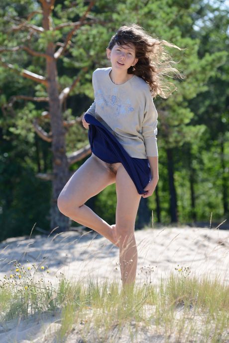 Precious teen Anamika gets nude on a sand patch in the wind