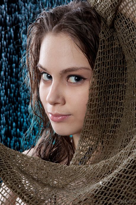 Tender Teen Kristel A entfernt ihre Strümpfe, um total nackt zu werden
