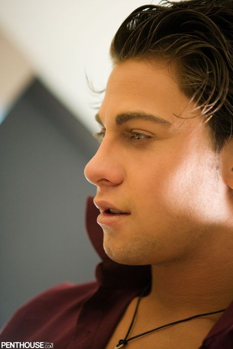 セクシーなブルネット、ティファニー・スターがベッドルームでアソコを貫かれる
