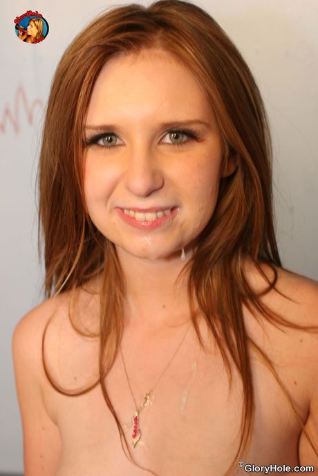 Mignon Teen Crissy Cane suce et baise une BBC à travers un trou de gloire dans une salle de bain
