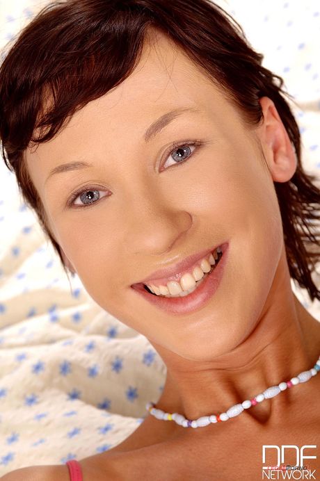 Fin tenåring Alex onanerer med en dildo etter å ha strippet til sokkene
