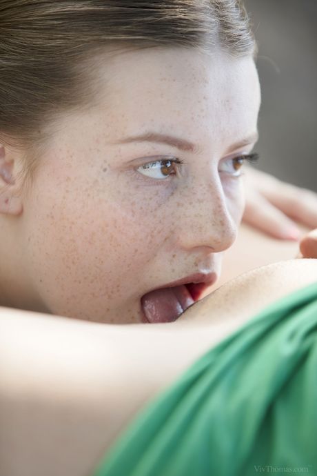 Teen lesbijki Kira Queen i Alice Wayne Lick Pussi na tylnym siedzeniu samochodu
