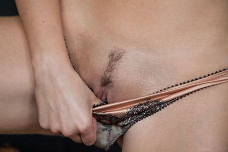 La adolescente caliente Connie Carter retira su lencería para posar desnudas en tacones altos
