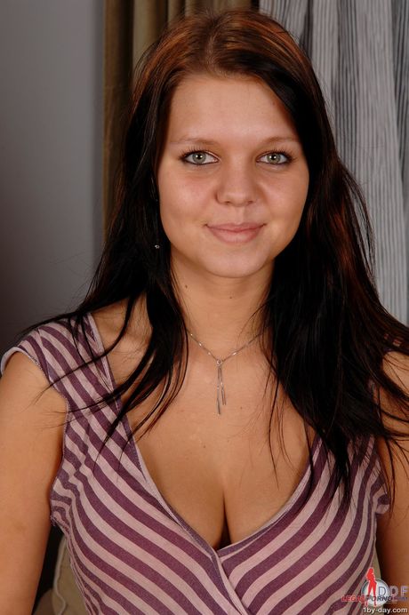 Rødhårede babe Beatrice afslører hendes store bryster og barberet fisse
