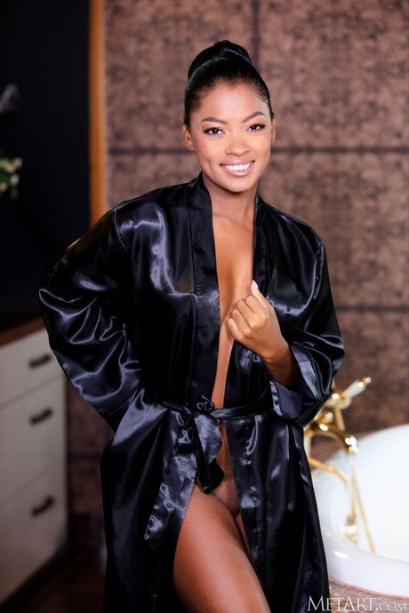 مثير في سن المراهقة الصوفي فيغا يتجه عارية في الحمام ويطرح في الحمام
