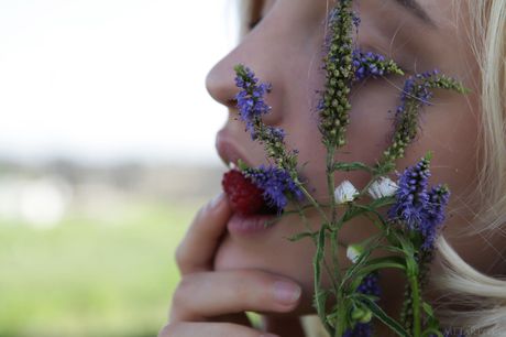 Kira W is een mooi meisje met een slank figuur en een slank lichaam
