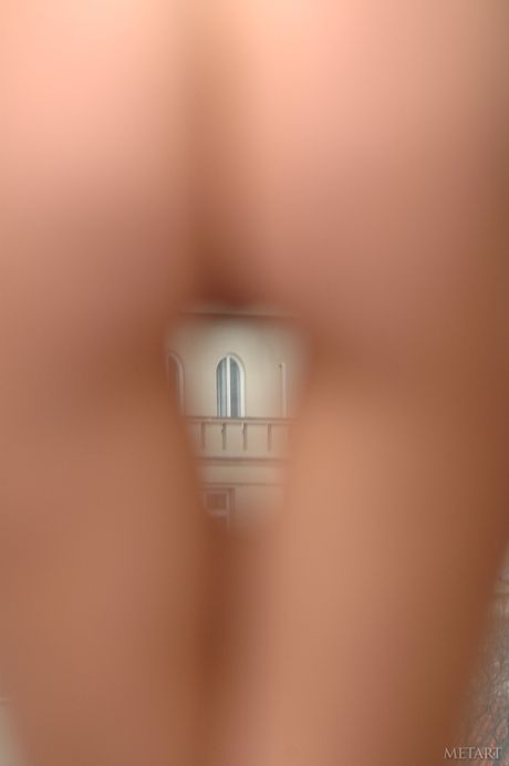 Monika se posa con confianza en su lencería y muestra su cuerpo sexy
