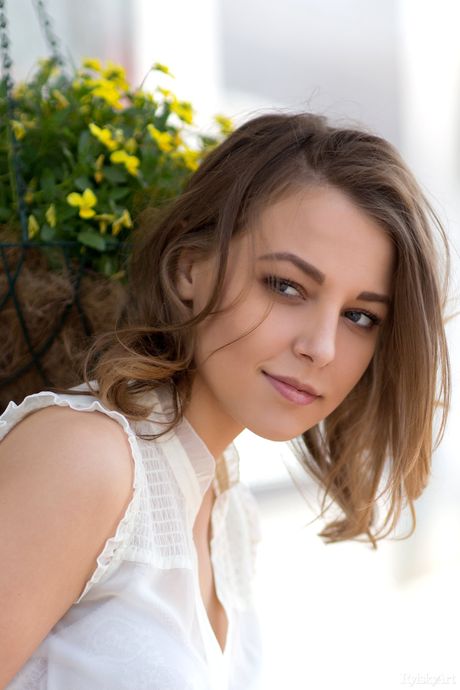 Nikia tager sin hvide kjole af og udsætter sine store bryster og sexet krop udendørs
