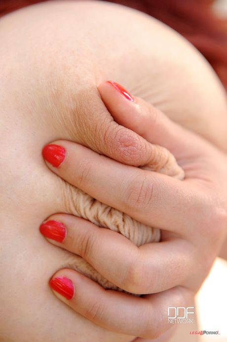 La mamma dai capelli rossi Joanna Bliss svela le sue grandi tette e posa all