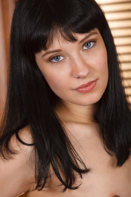 Delicate Teen Angel e toont haar kleine tieten en poseert naakt
