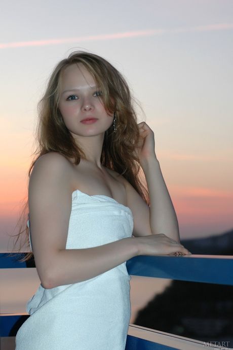 セクシーなブロンド美女ミアC、庭で全裸ポーズ＆美ボディ披露
