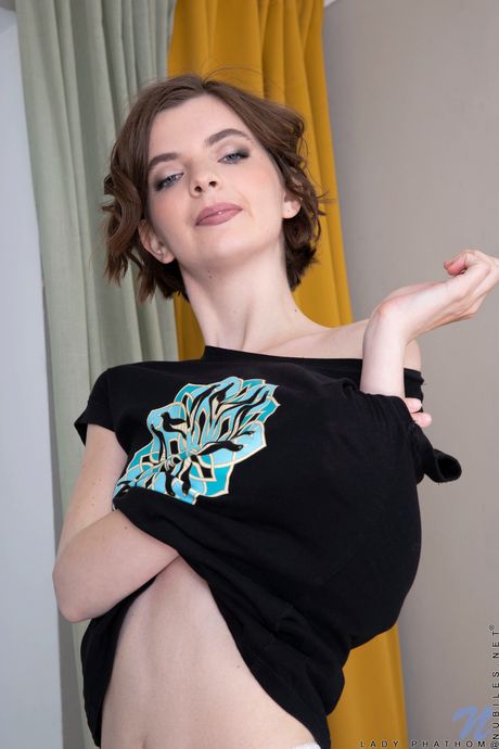 娇小少女 Lady Phathom 独自展示她的小乳房和剃光的阴道
