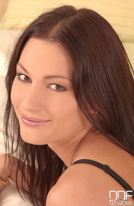 الأم المثيرة تري تري تقطعها من ملابسها الداخلية ولعبها بوسها المشذبة
