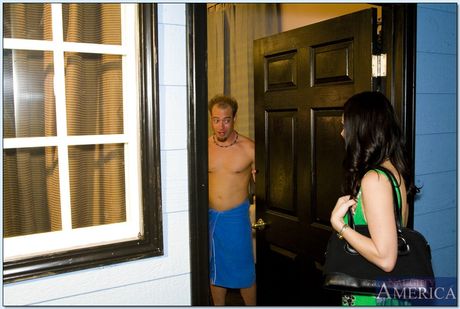 Naughty America: Moden brunette rayveness forfører en ung mann i en svart kjole