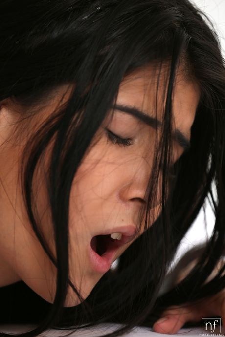 La petite adolescente D se fait lécher la chatte rasée et vissée par un masseur
