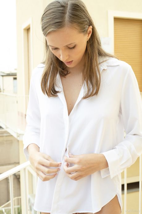 Stacy Cruz passionately exhibits her sexiness at the balcony Alluring