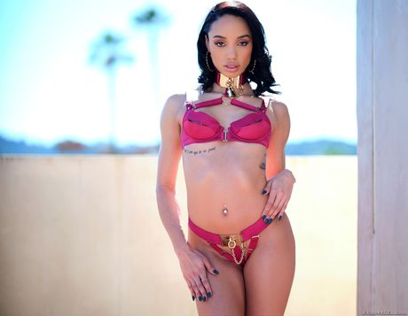 Evil Angel: Svart kylling Alexis tae blir rumpe knullet av en hvit mann i et speilrom