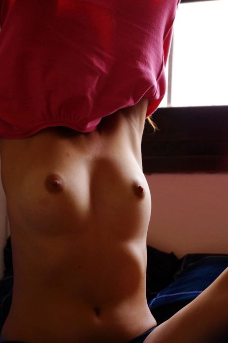 Młoda dziewczyna Yanet palcami krzakiem, podczas gdy naga w kuchni
