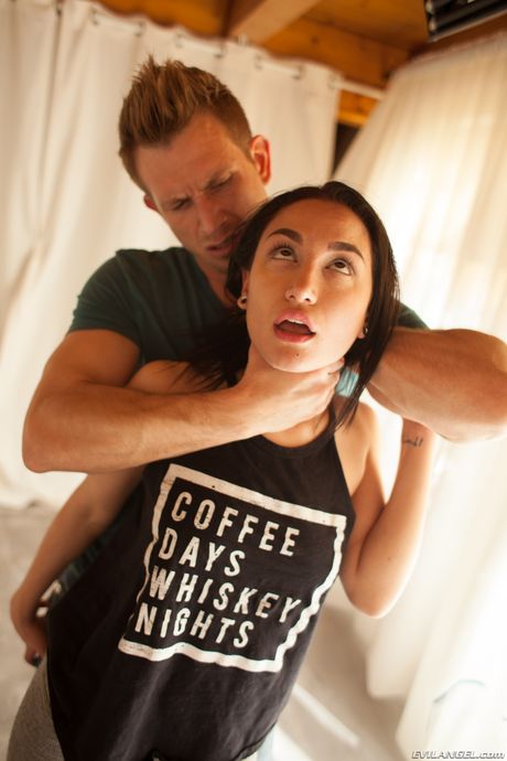 ガブリエラ・パルトローヴァ、大家のビル・ベイリーにセクシーなブーツを犯される
