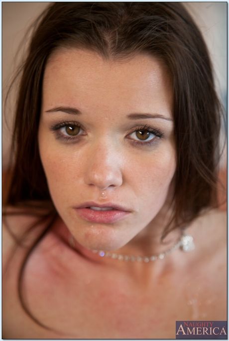 セクシーなブルネットのレイヴン・アレクシス、スタッドにマンコを犯される
