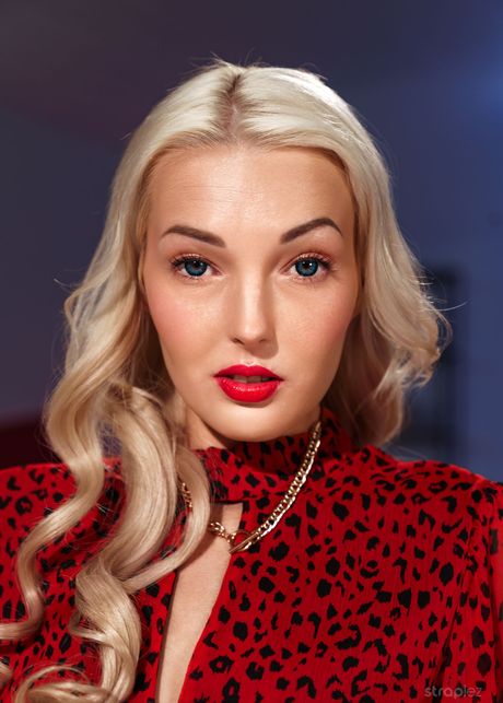 Sasha Kray og kjæresten hennes har lesbisk sex på en seng i knesokker
