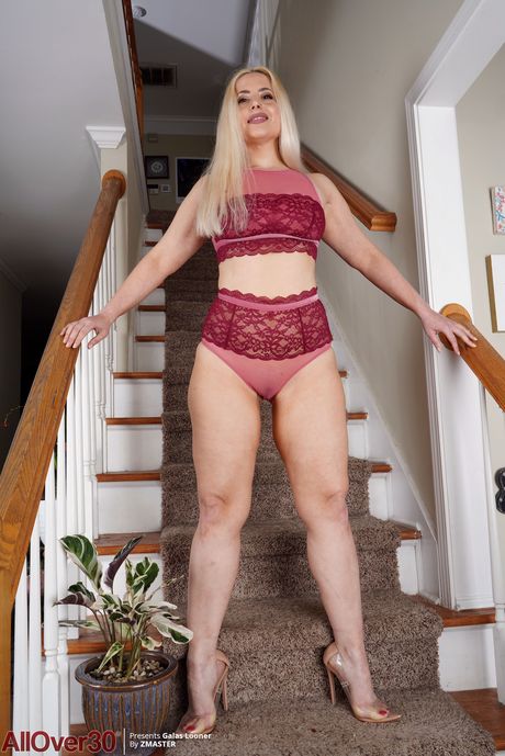 Amateur MILF Galas Looner shows her big ass and hairy pussy in a solo