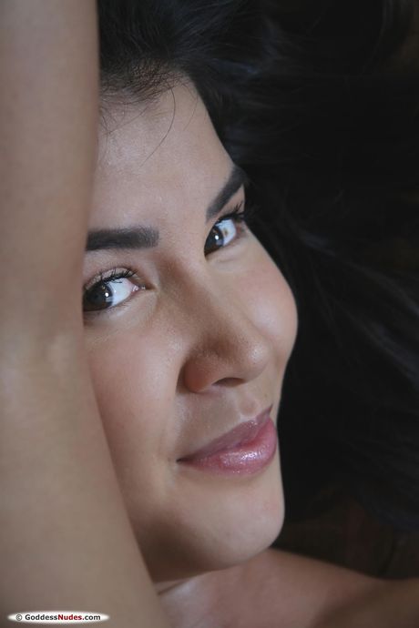 可爱少女 Lady Dee 穿着白袜子做模特，脸上挂着微笑
