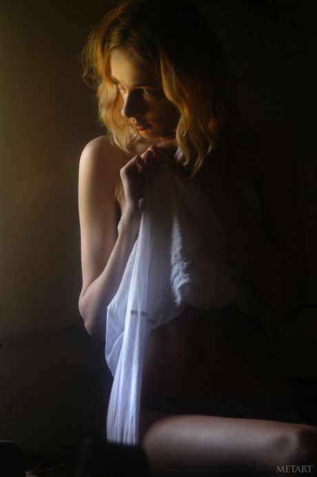 Slender Teen Olya M geht nackt und zeigt ihre winzigen Titten und ihren heißen Arsch
