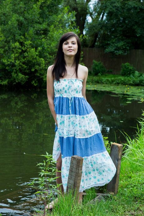 Perfect teen Zelda strips her dress & exposes her big ass & bald pussy outdoors