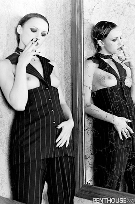 セクシーなママ、ニコール・マルシアーノがソロで熱いお尻を見せ、アソコをもてあそぶ。
