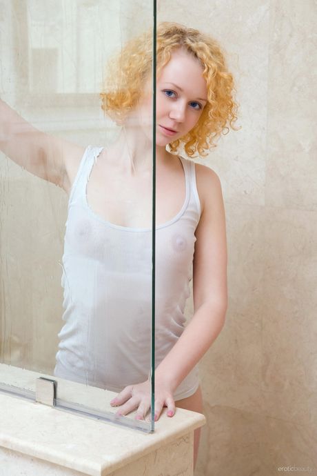 Erotic Beauty: Adolescente nua anfisa b toma banho depois de remover suas roupas