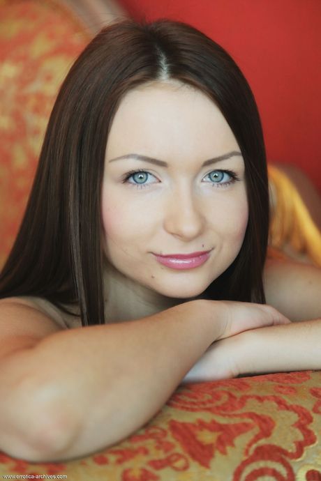 Adorable teen Alexa Day shows her tiny tits and shaved pussy in the nude