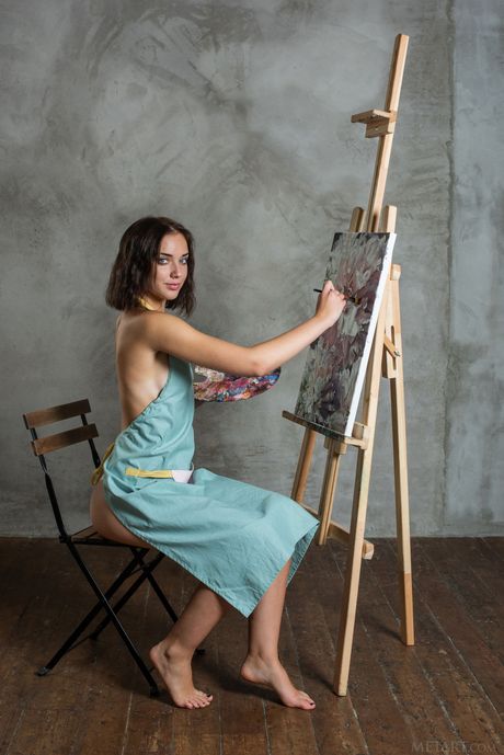 Brunette teen Oxana Chic paints a picture of her naked body on canvas